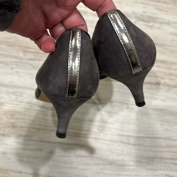Talbots grey suede and silvery toed babydoll heels size 7.5 - Picture 3 of 8